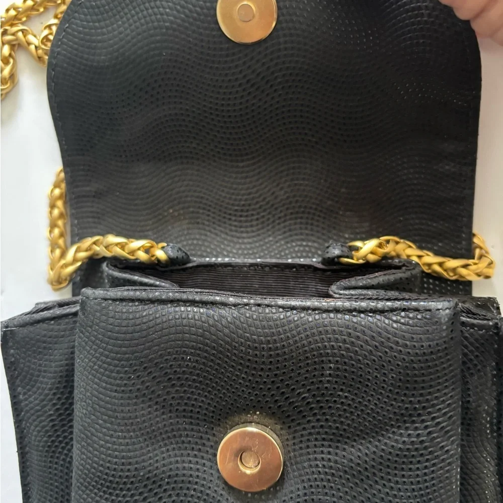 SONDRO ROBERTS BLACK TEXTURED SHOULDER BAG WITH THICK GOLD TONED CHAIN